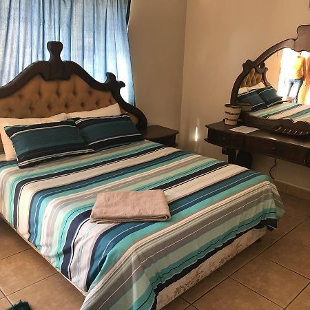 African Sky Guesthouse 温特和克 外观 照片